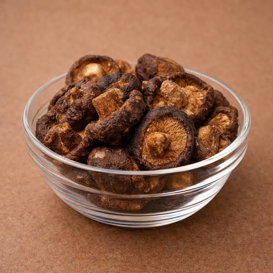 Chips de cogumelo crocantes na tigela