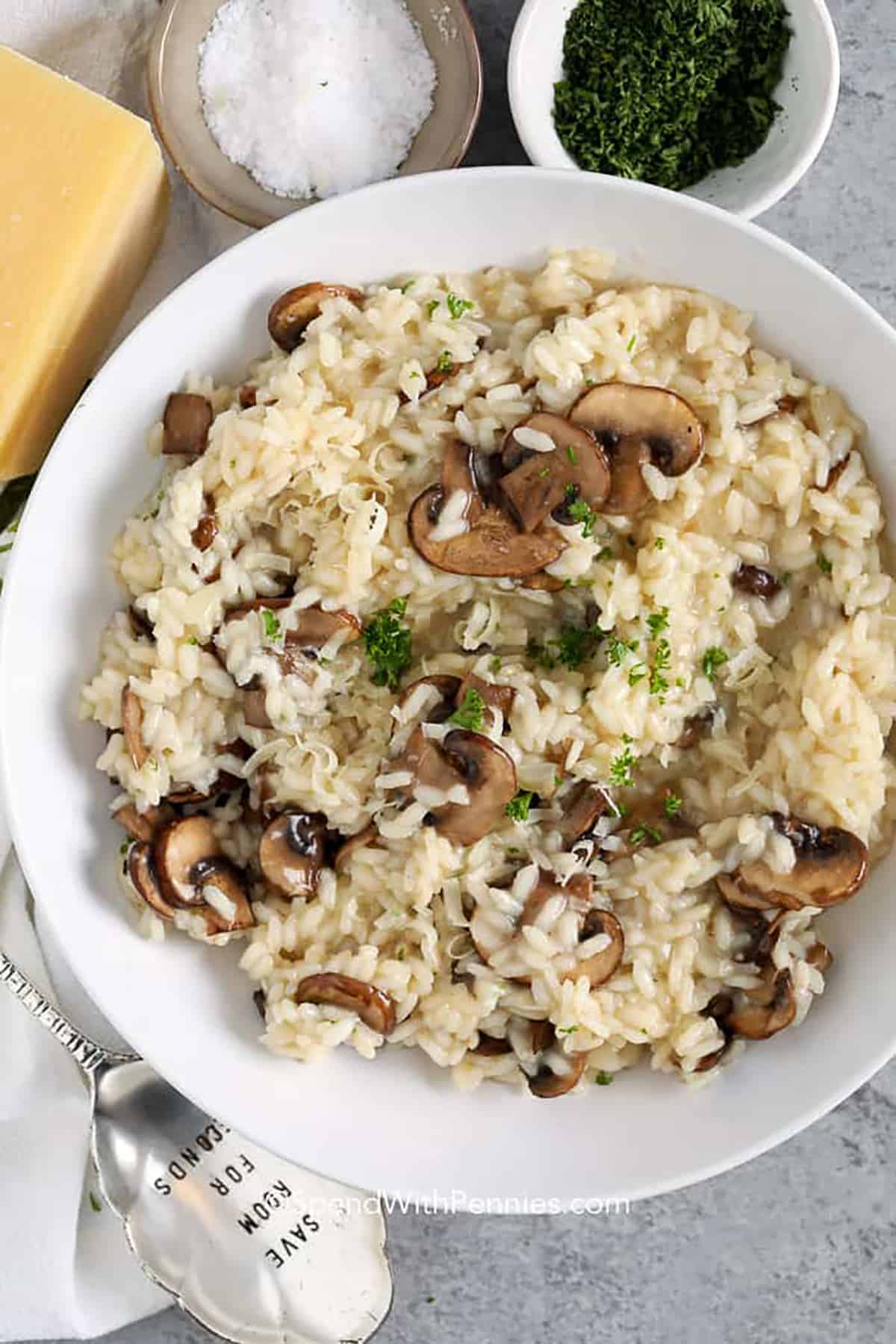 Risoto de funghi seco cremoso no prato