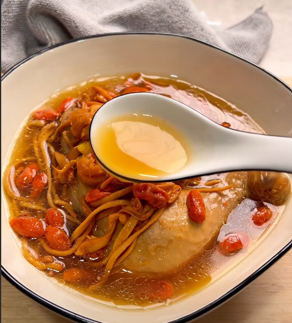 Caldo de frango com cordyceps
