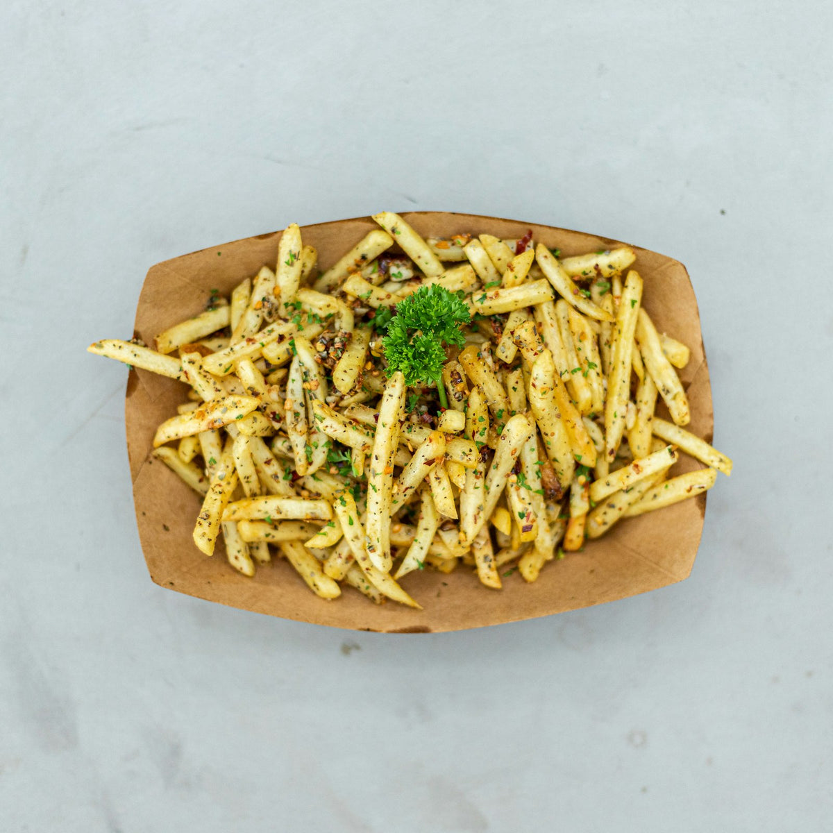 Batata frita com ervas finalizada fora do fogo