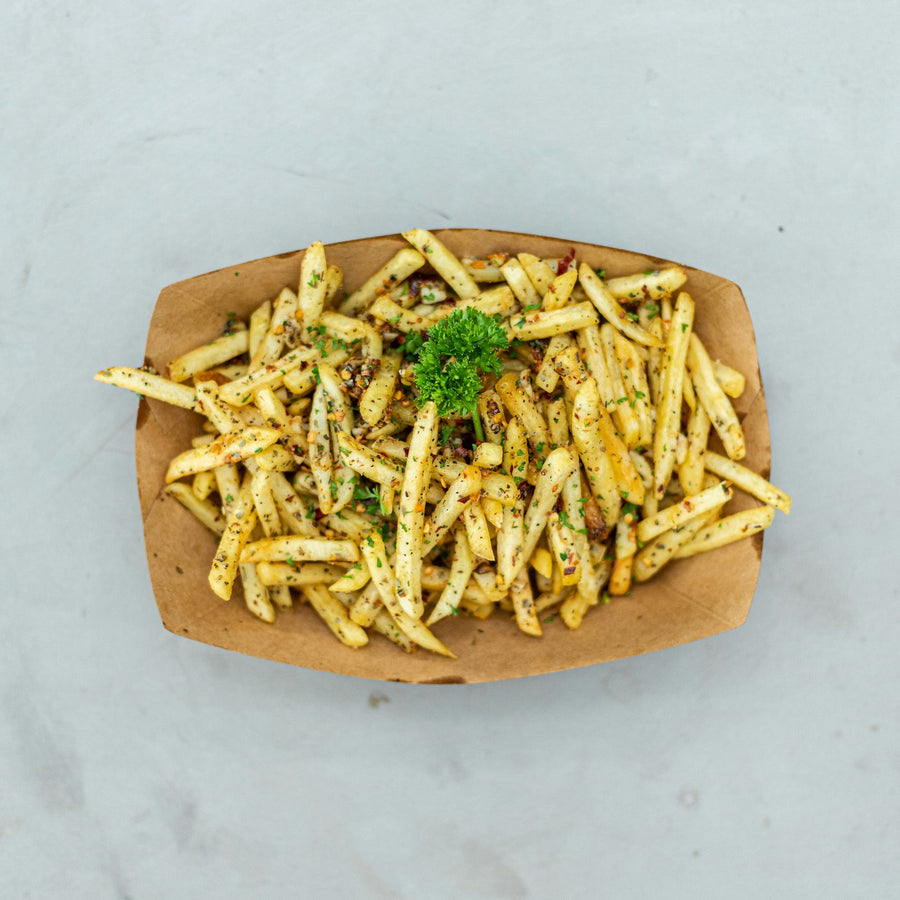 Batata frita com ervas finalizada fora do fogo