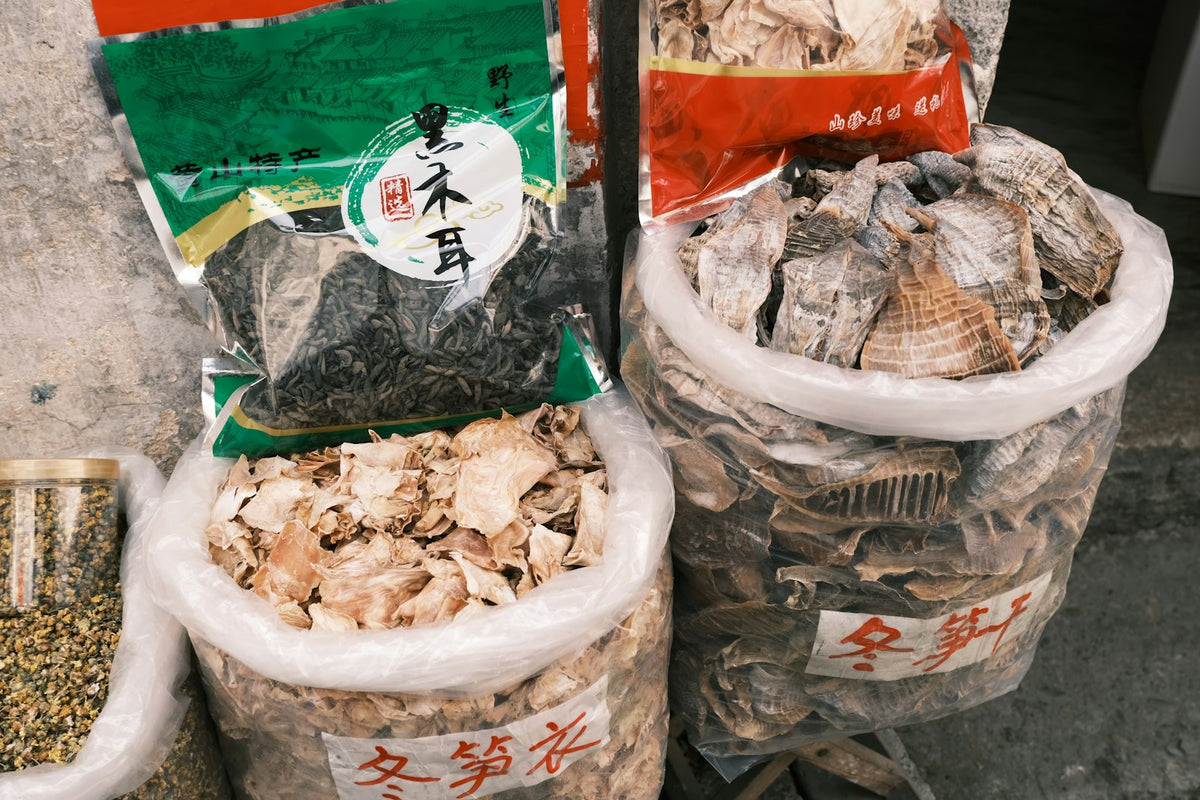 Sacos de cogumelos secos em um mercado