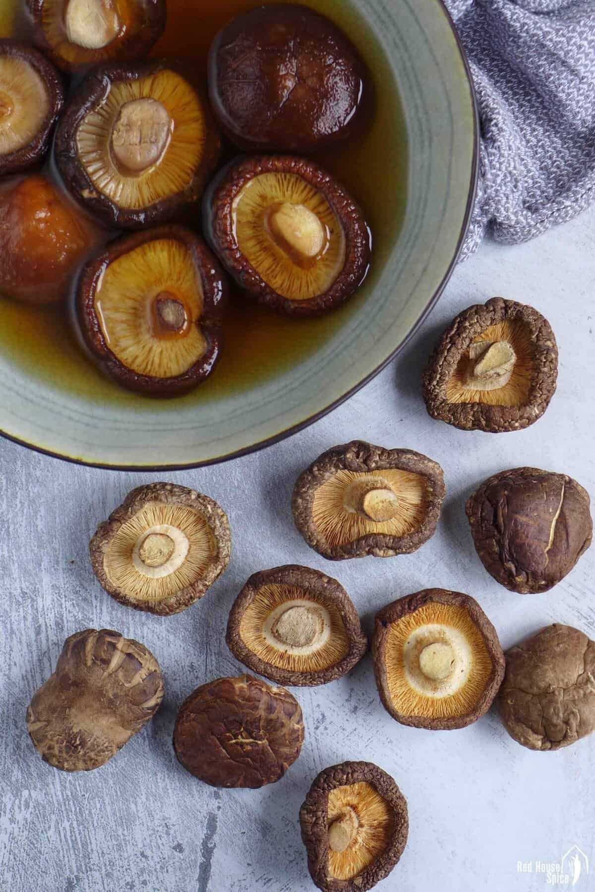 Shiitake seco hidratado e fatiado, pronto para o arroz japonês