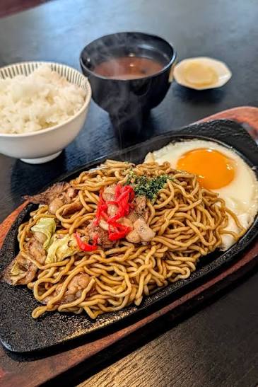 Panela rasa com legumes e cogumelos cozinhando no molho escuro
