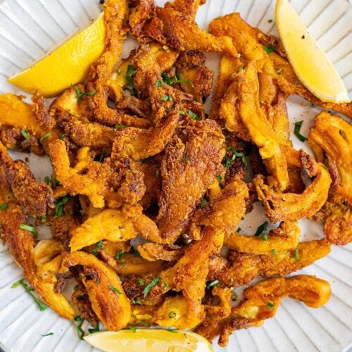 Cor amarela viva e sabor delicado.